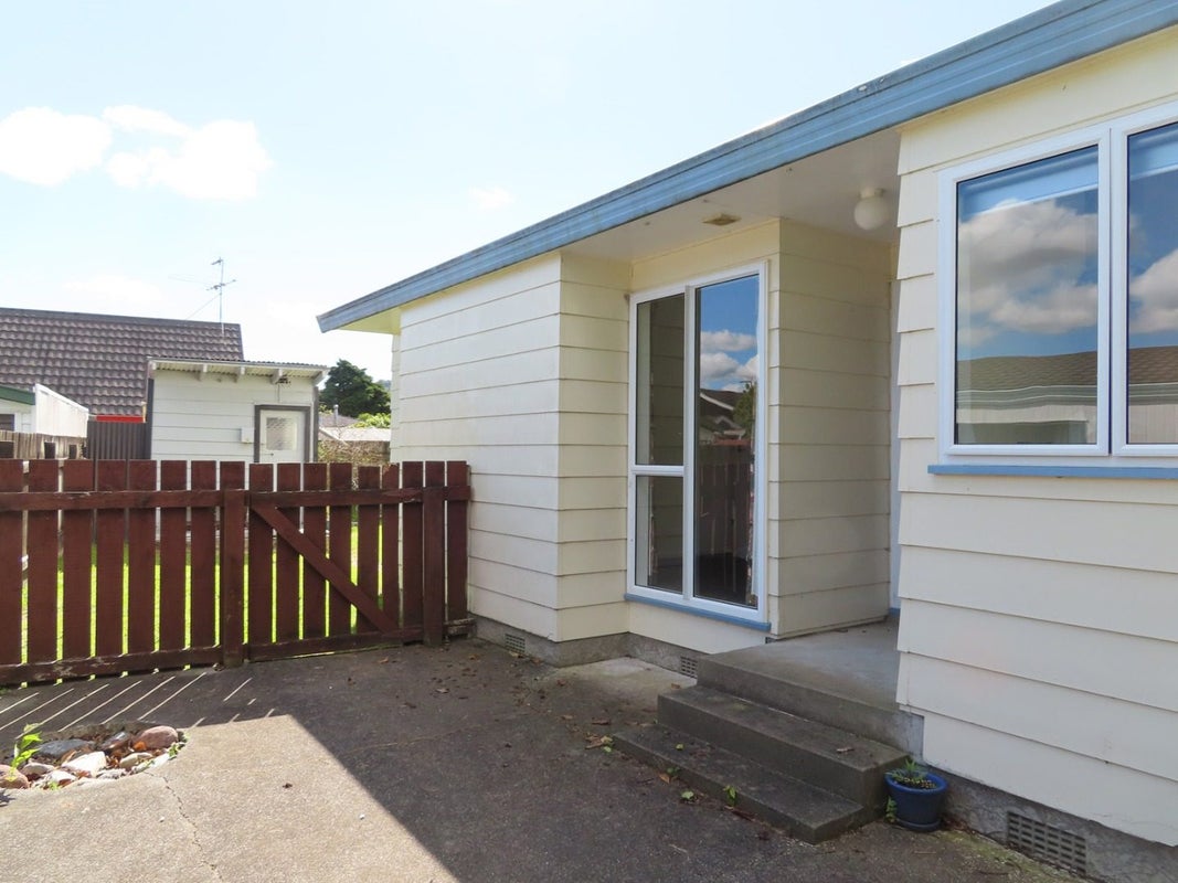 5 Memphis Grove, Totara Park, Upper Hutt - Carousel 12