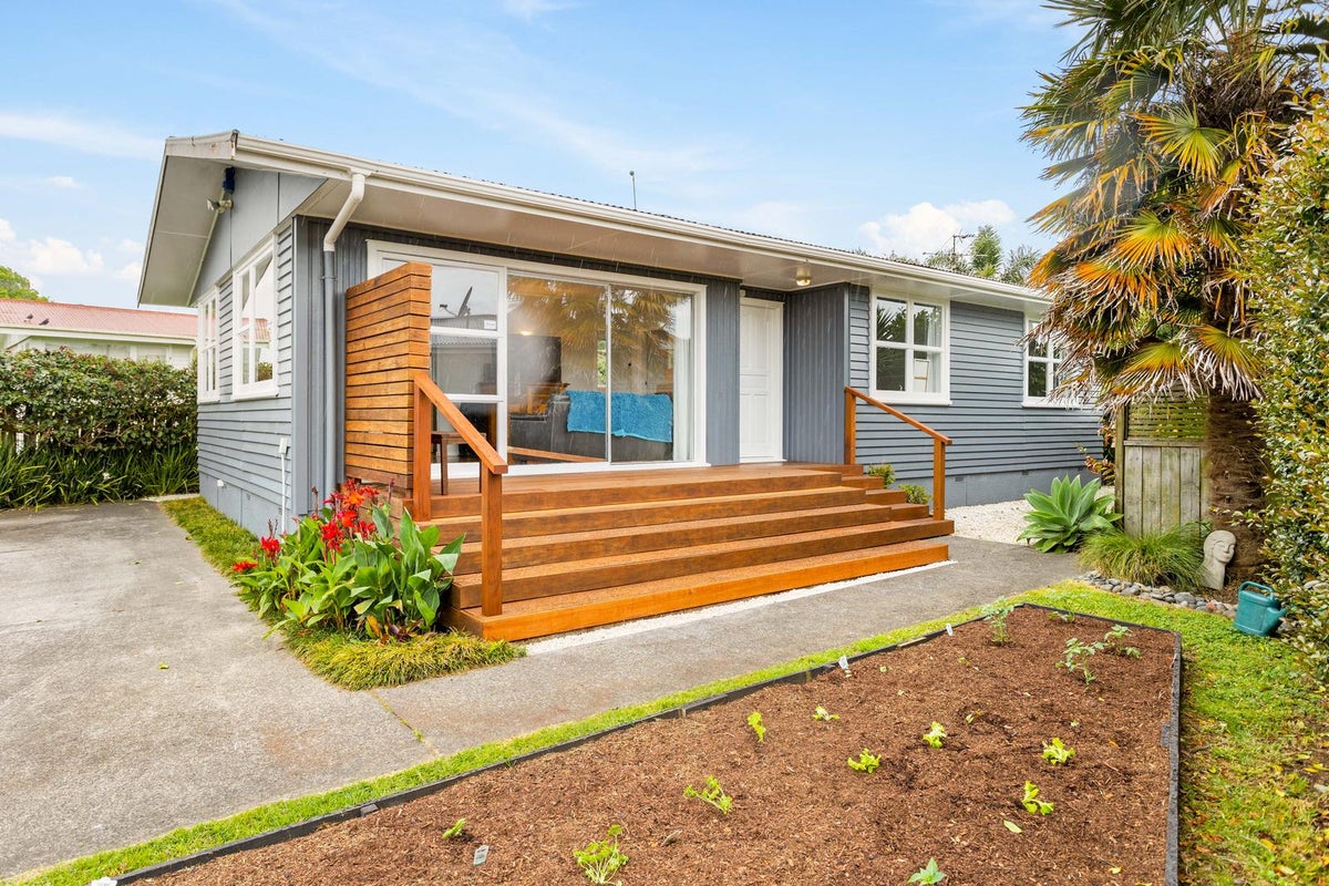 23 Clinton Avenue, Te Atatu Peninsula, Auckland - Carousel 2