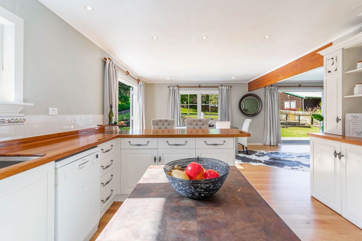 137 Brian Crescent, Stanmore Bay, Whangaparaoa - Carousel 2