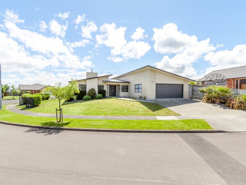 1 Varsity Heights, Fitzherbert, Palmerston North - Carousel 1