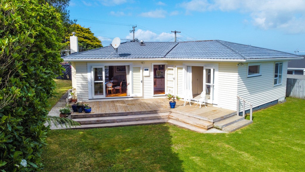 47 Cotswold Crescent, Newlands, Wellington - Carousel 2