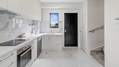 4/3 Beach Road, Te Atatu Peninsula, Auckland - Carousel 1