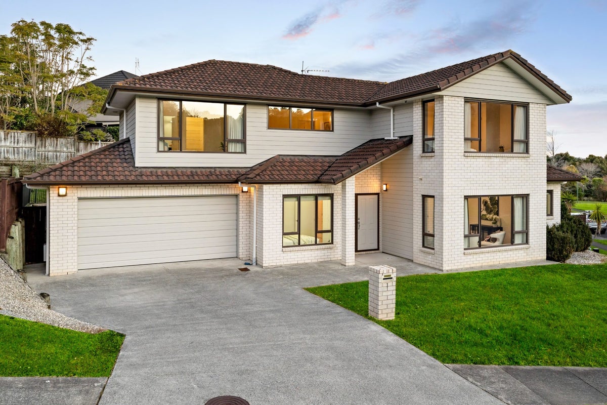 1 Muirlea Drive, Flat Bush, Auckland - Carousel 1