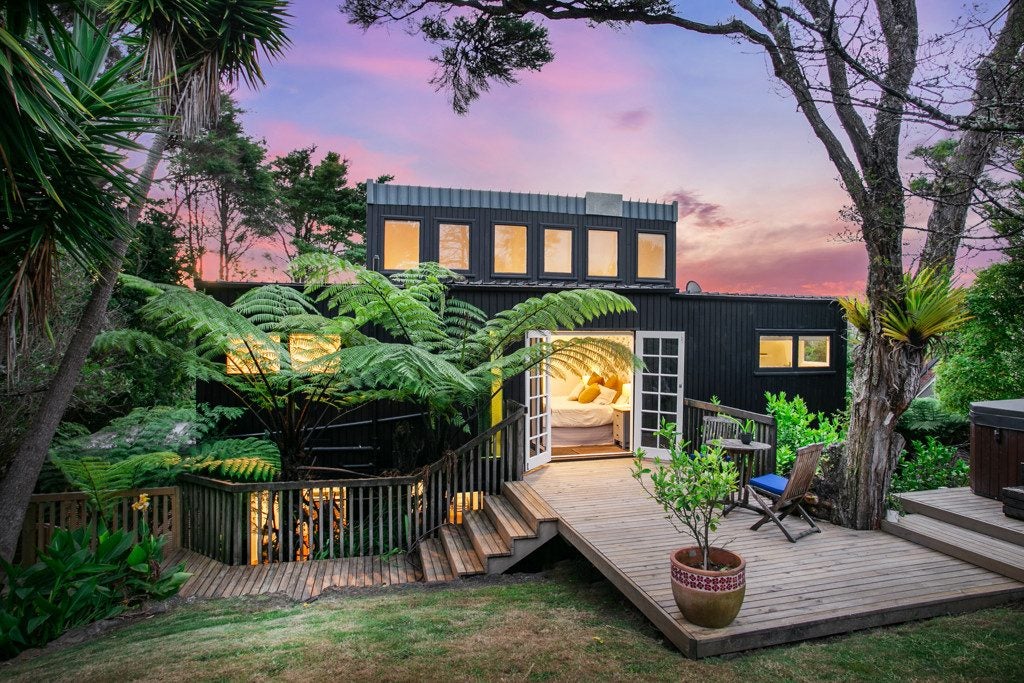 6 Victory Road, Laingholm, Auckland - Carousel 1