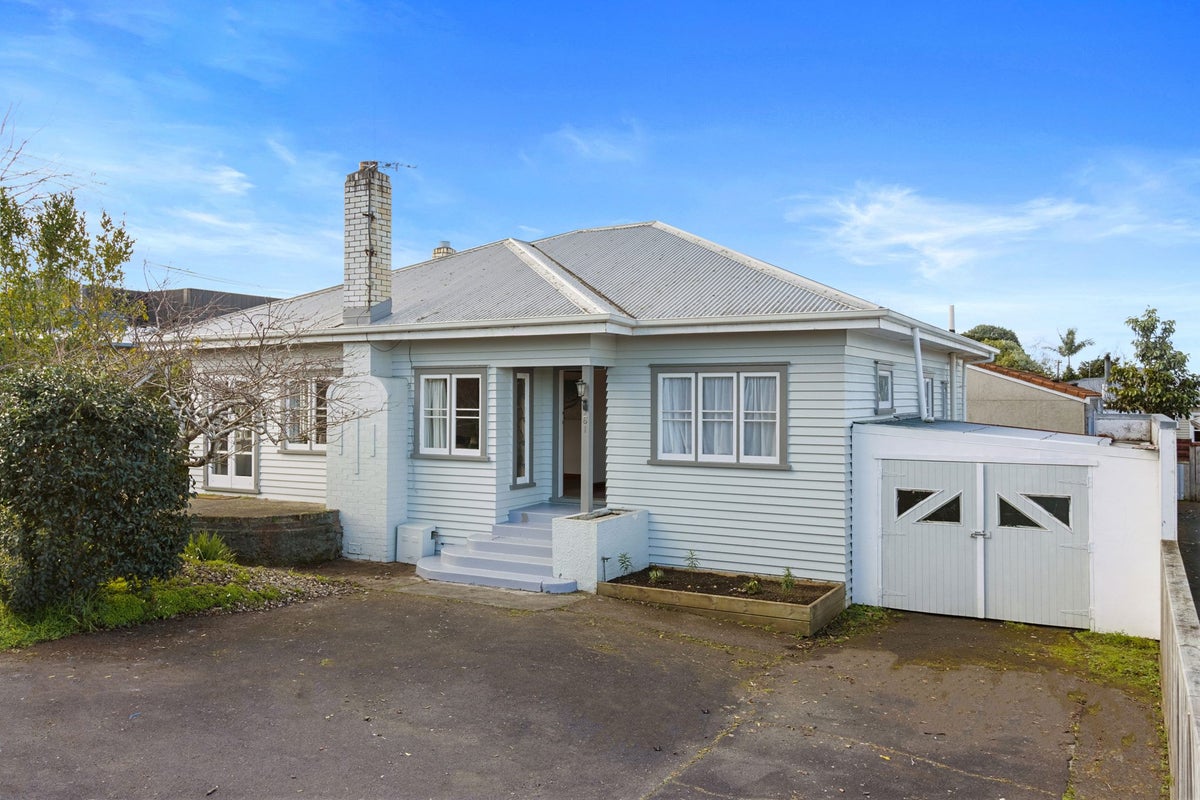 161 Cambridge Road, Hillcrest, Hamilton - Carousel 1
