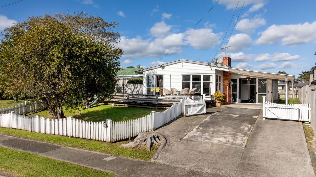 26 Tiraumea Drive, Pakuranga, Auckland - Carousel 1