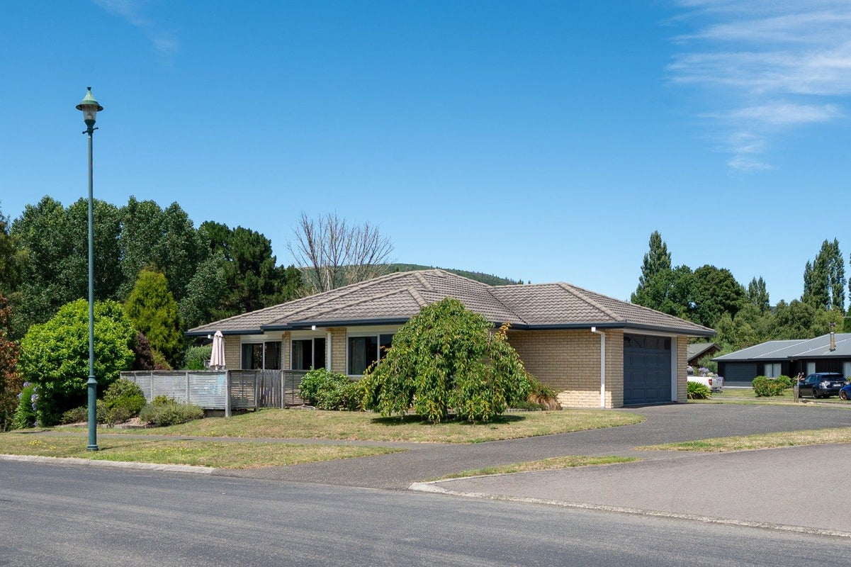 4 Lakemere Way, Kinloch, Taupo - Carousel 1