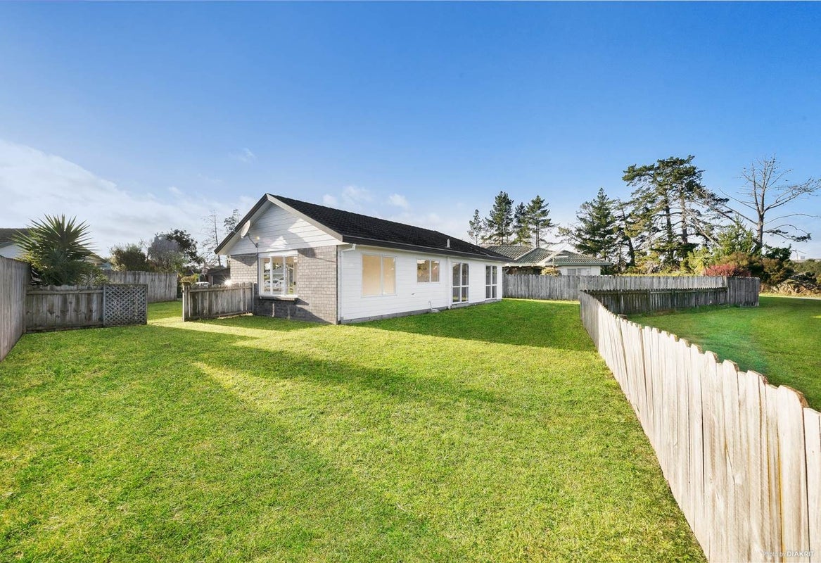 11 Lutana Place, Burswood, Auckland - Carousel 2