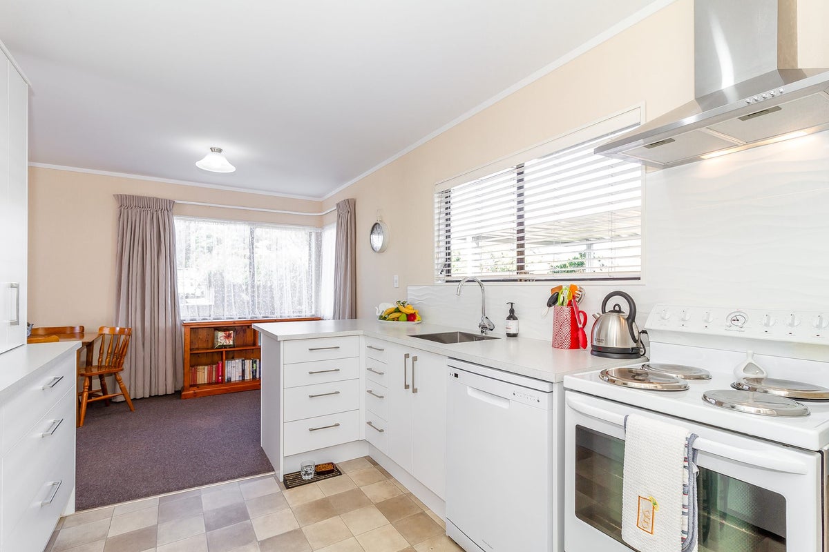 8 Beveridge Place, Greenmeadows, Napier - Carousel 2