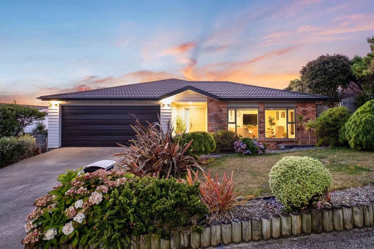 121 Te Puia Drive, Aotea, Porirua - Carousel 1