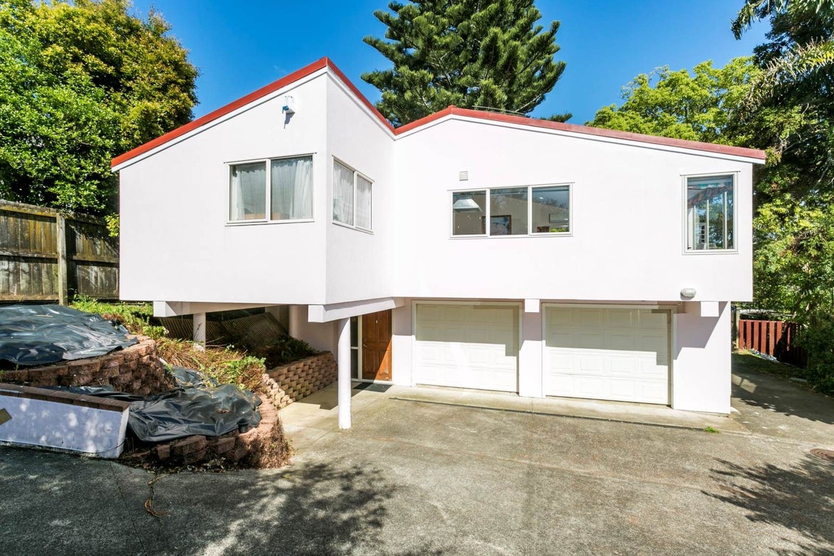 2/12 Shanaway Rise, Hillcrest, Auckland - Carousel 1