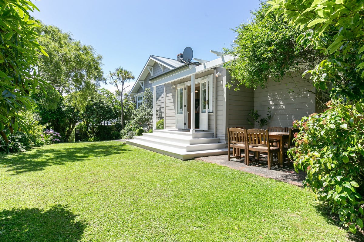 35 Homewood Avenue, Karori, Wellington - Carousel 1