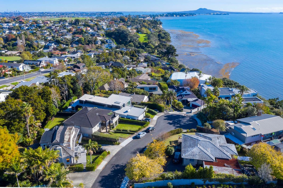 2 Pleasant Place, Mellons Bay, Auckland - Carousel 1
