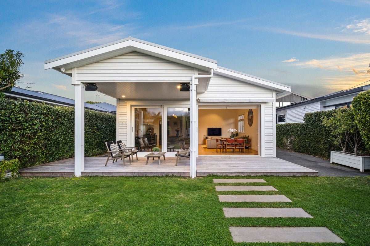 4 Seacombe Road, Point Chevalier, Auckland - Carousel 1