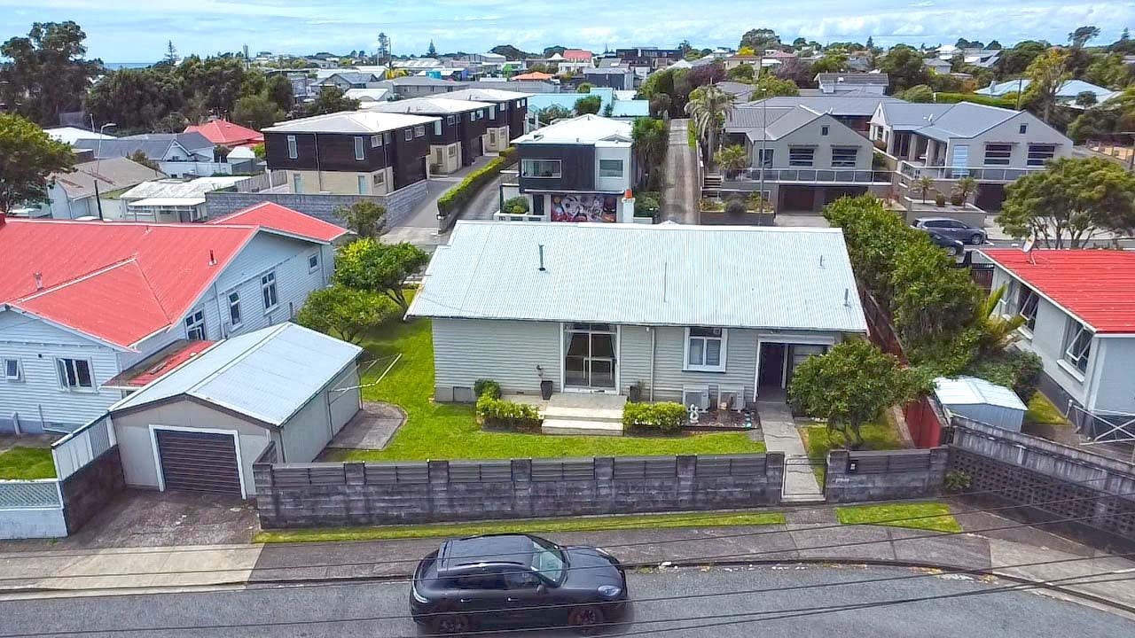 14 Mangorei Road, Strandon, New Plymouth - Carousel 17