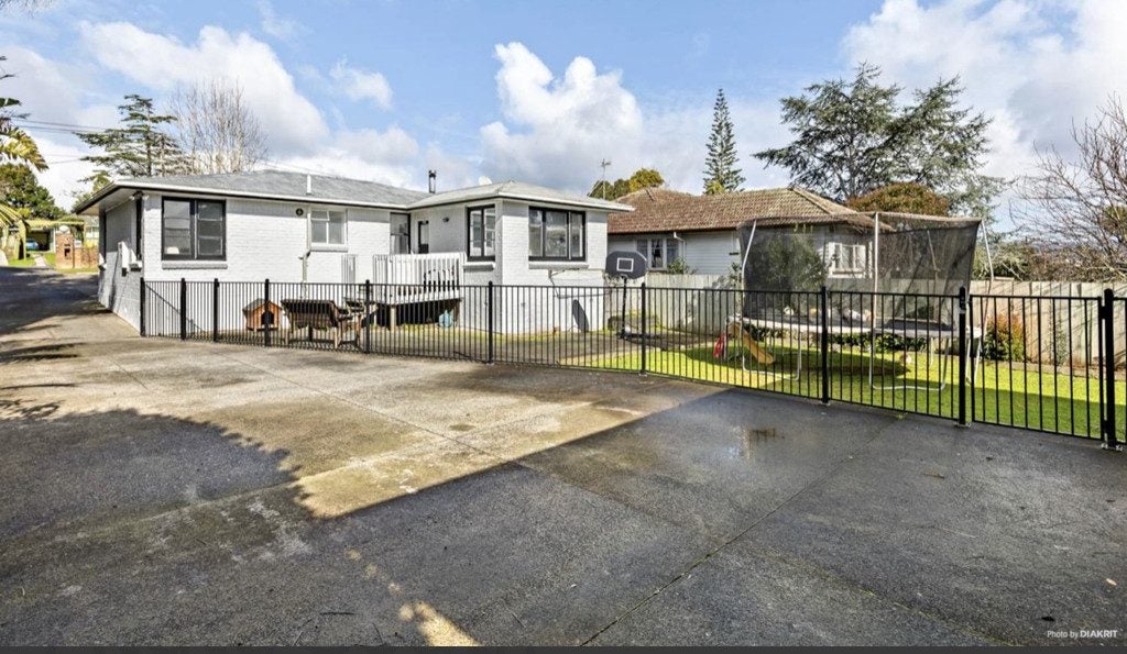 15 Amberley Avenue, Te Atatu South, Auckland - Carousel 2