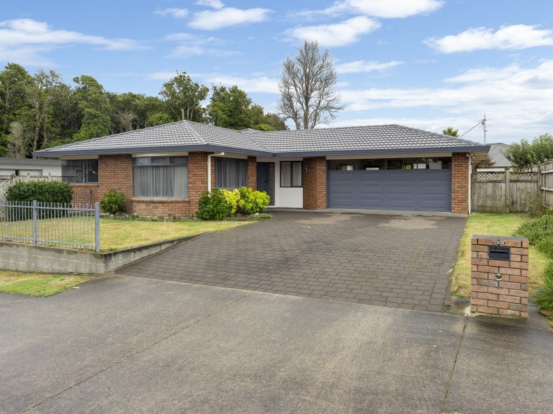 8 Adam Lile Drive, Highlands Park, New Plymouth - Carousel 1