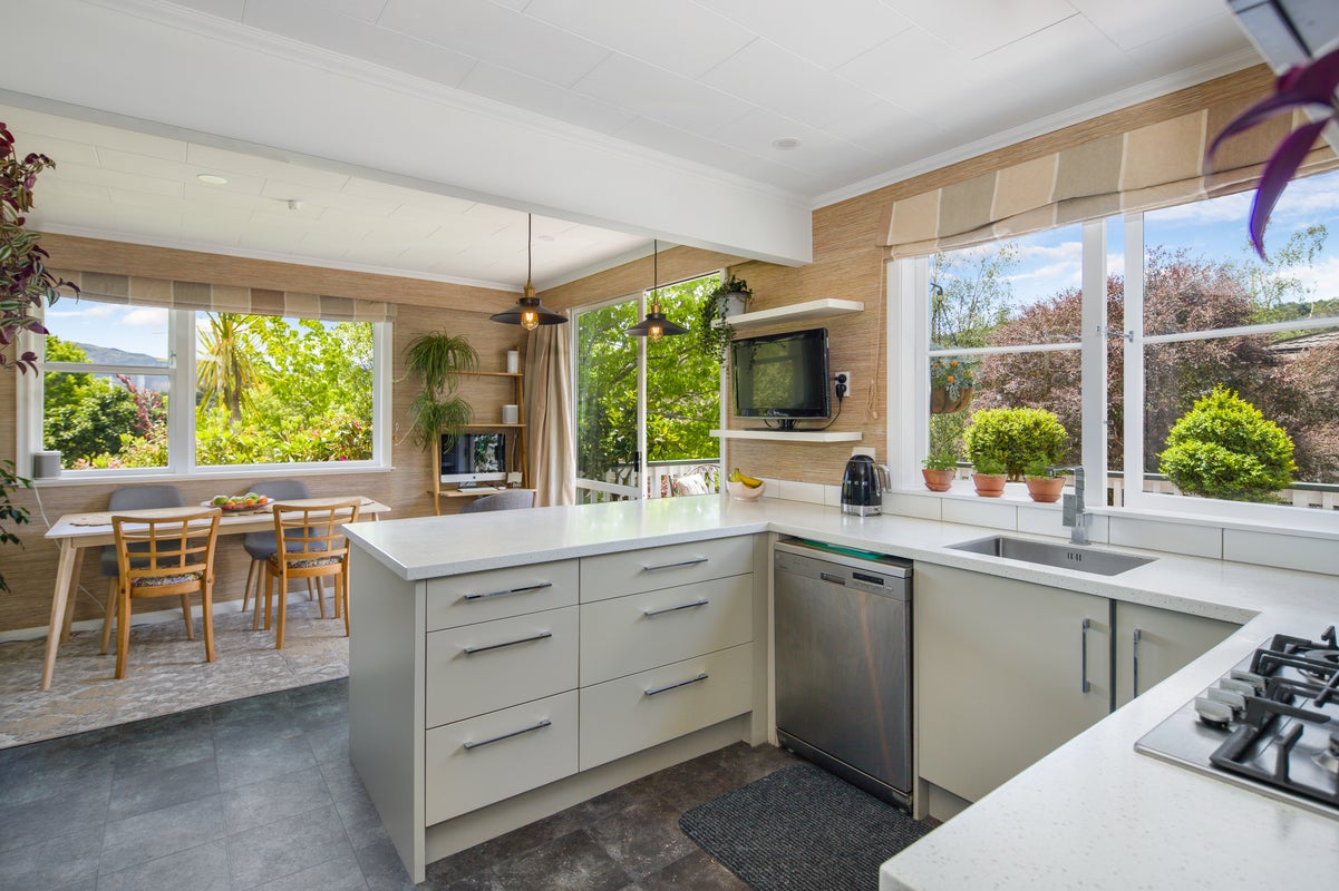 18 Chichester Drive, Pinehaven, Upper Hutt - Carousel 2