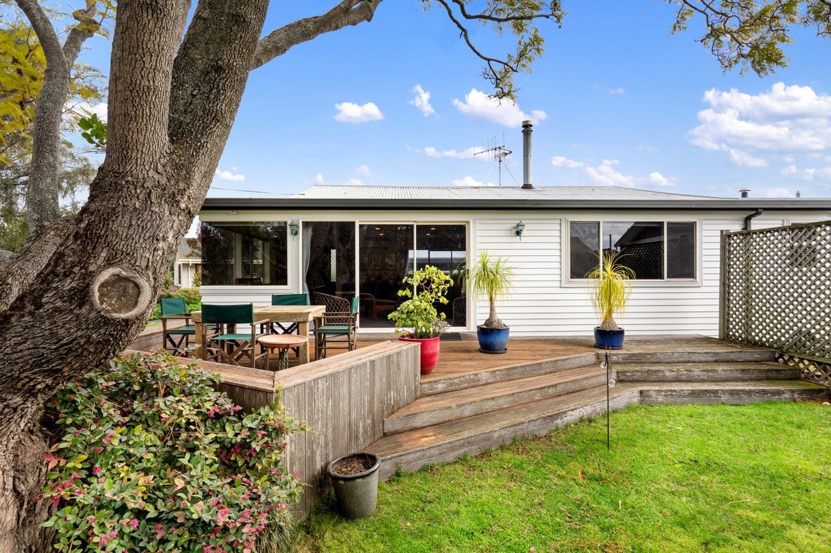 11 Willow Drive, Taradale, Napier, Hawke's Bay - Carousel 1