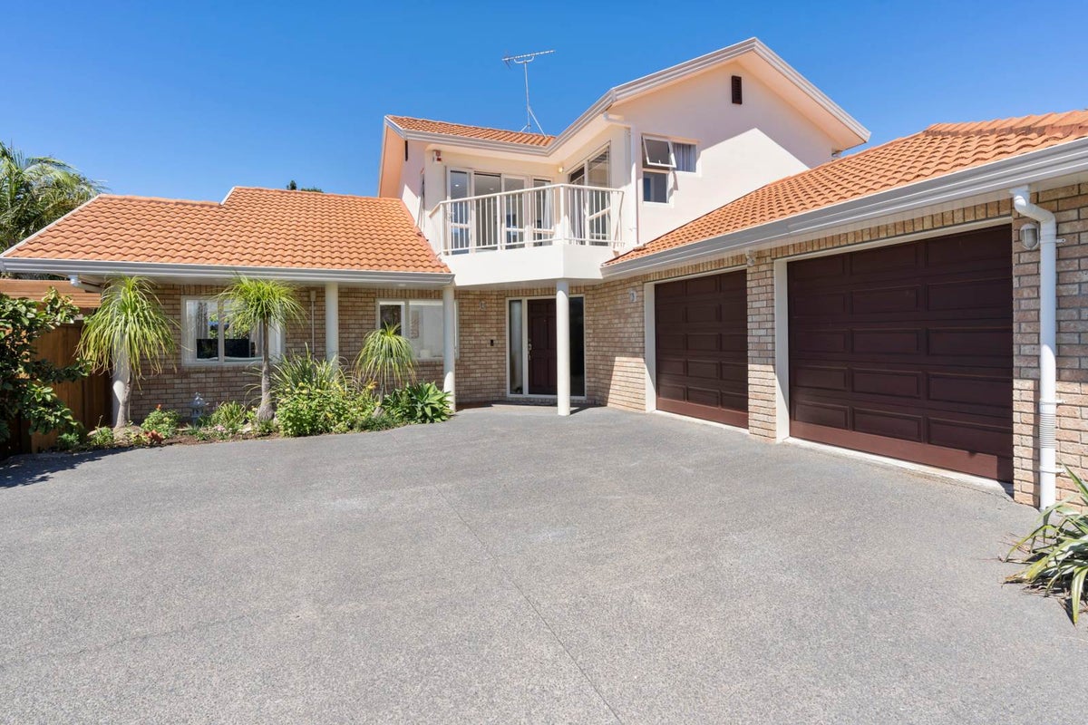 14 Margaret Henry Crescent, Oteha, Auckland - Carousel 2
