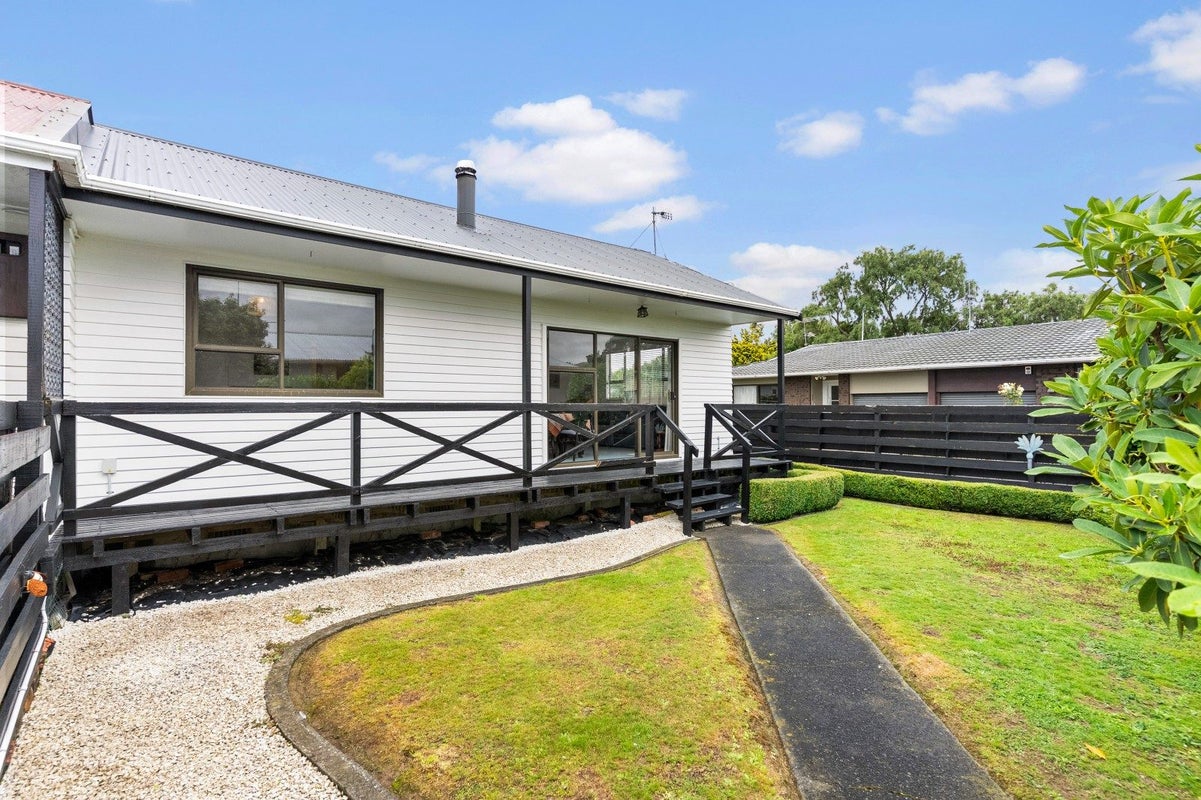2/8 MURRAY ST, WALLACEVILLE, UPPER HUTT - Carousel 2