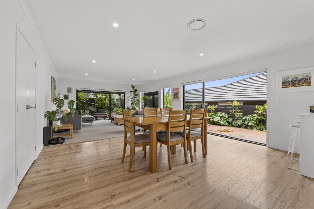 8 Oakmont CRES, Waiwhakaiho, New Plymouth - Carousel 1