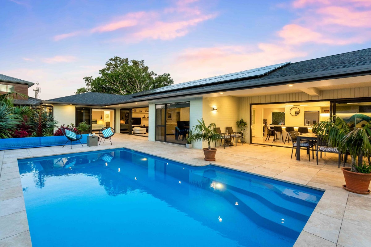 22 Cockle Bay Road, Cockle Bay, Auckland - Carousel 1