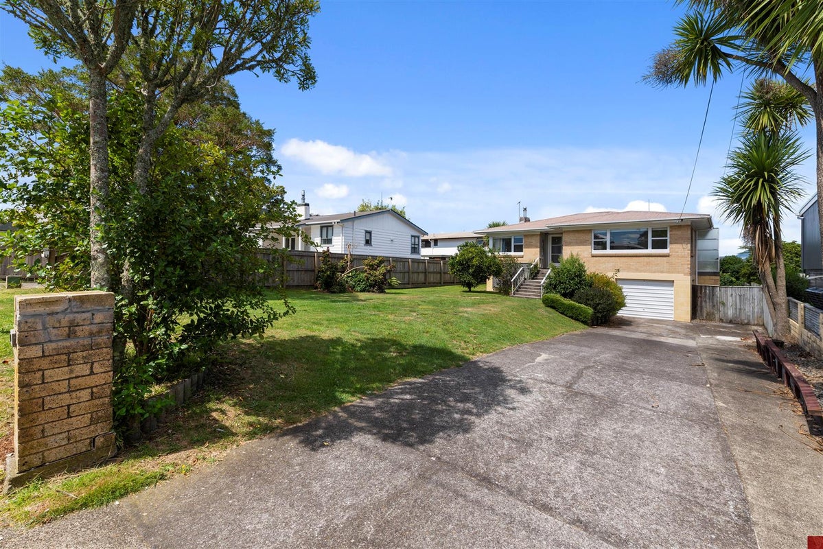 11 Grand Vue Road, Kawaha Point, Rotorua - Carousel 1