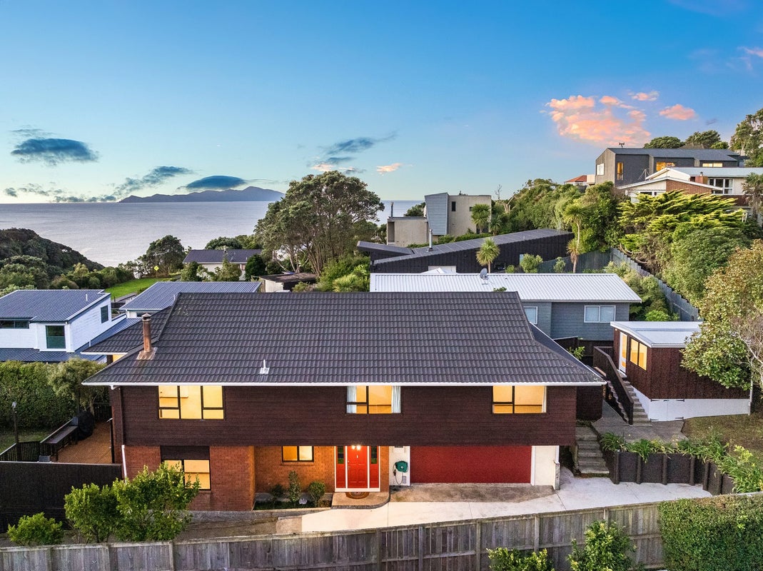 8 Pukerua Beach Road, Pukerua Bay, Porirua - Carousel 2