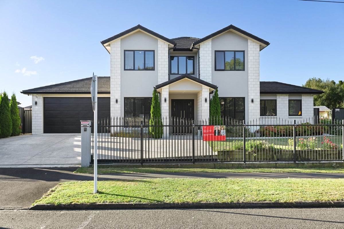 22 Saxbys Road, Glenview, Hamilton - Carousel 1