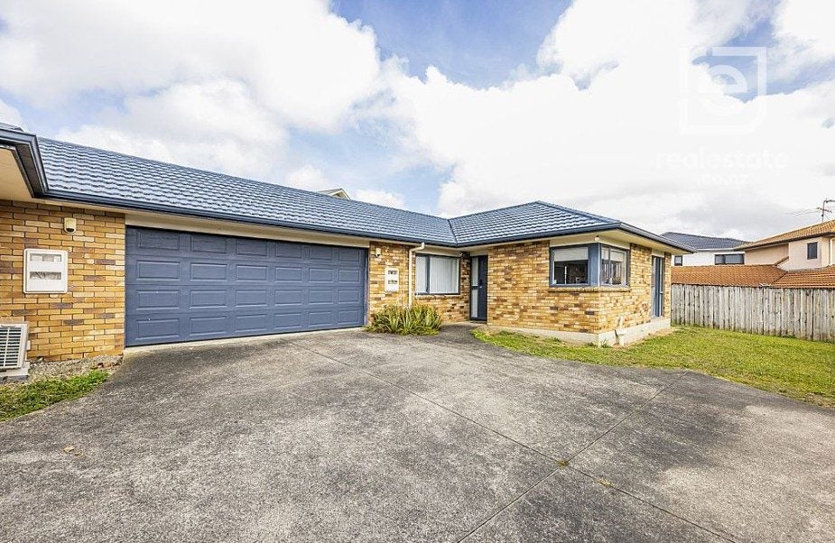 61 De Havilland Drive, Goodwood Heights, Auckland - Carousel 1