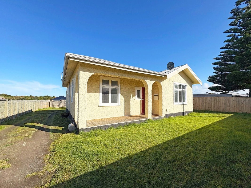 23 Egmont Street, Castlecliff, Whanganui - Carousel 2