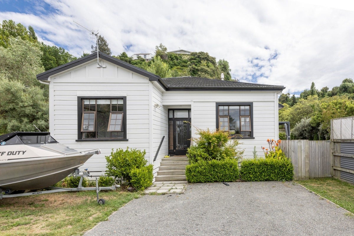 12 Chaucer Road South, Hospital Hill, Napier - Carousel 1