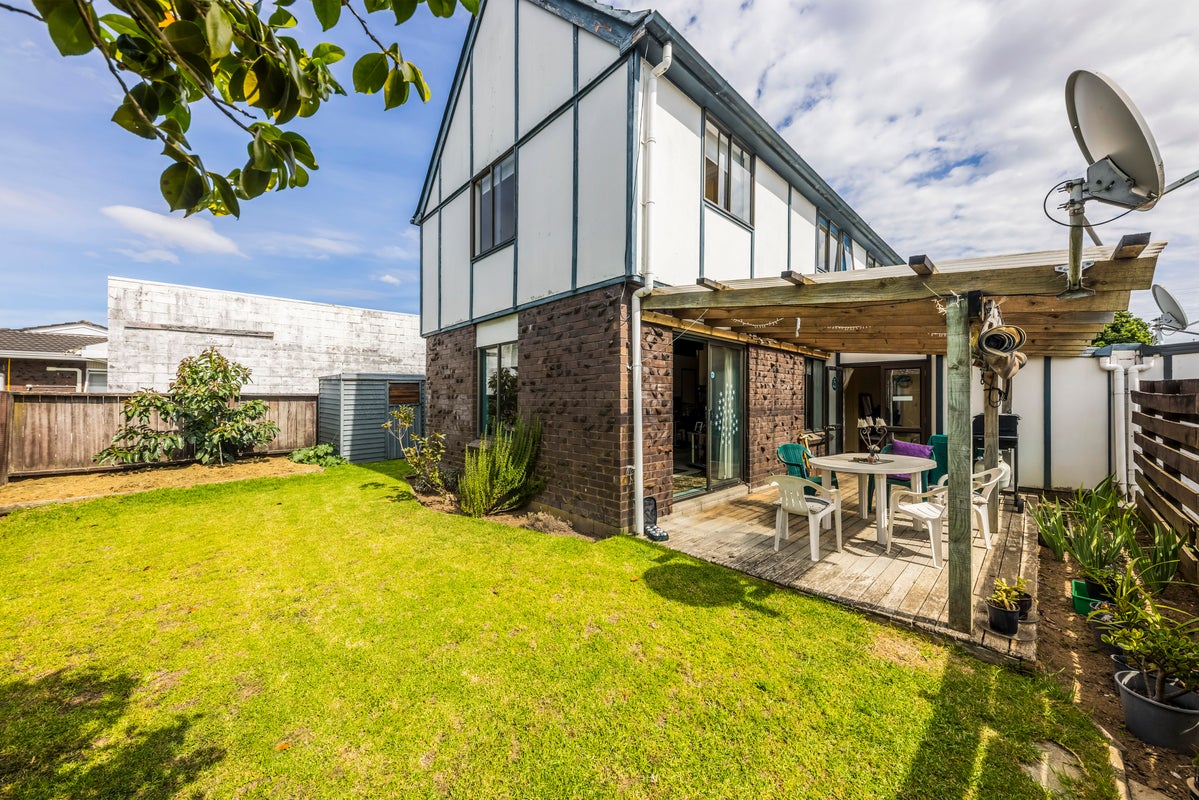 1/13 Challen Close, Conifer Grove, Takanini - Carousel 1
