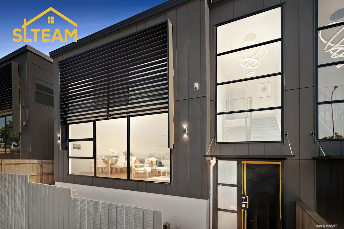 2/90 Hillsborough Road, Hillsborough, Auckland - Carousel 1