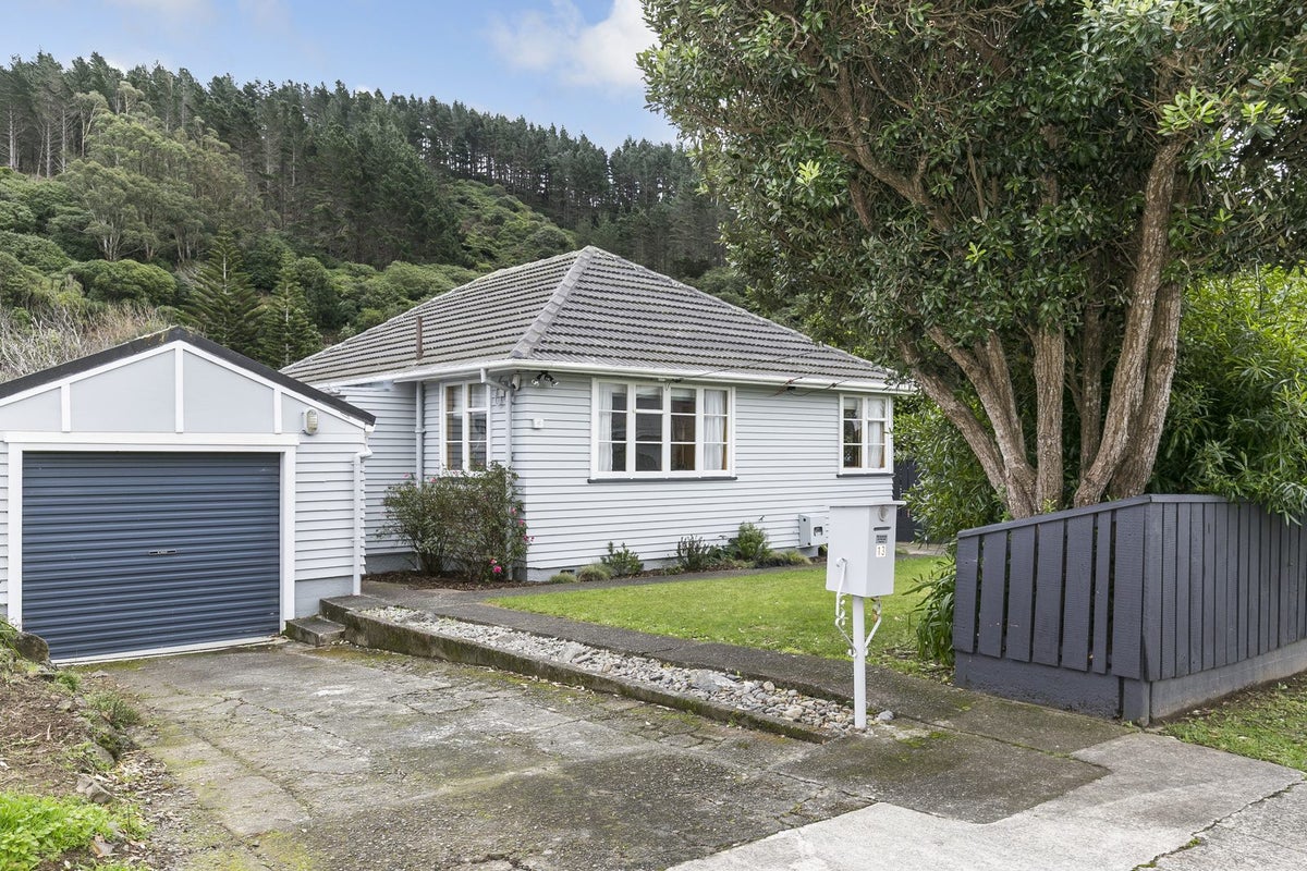 13 Franklyn Road, Tawa, Wellington - Carousel 1
