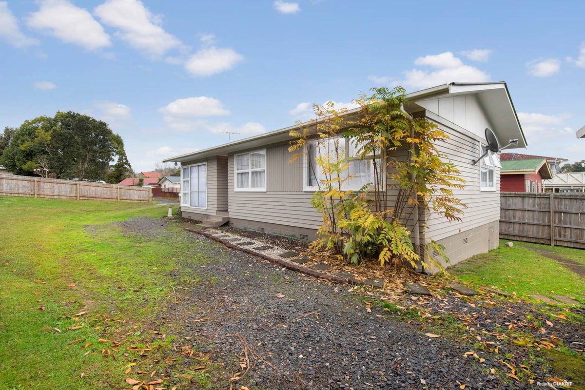 5 Inver Street, Glen Eden, Auckland - Carousel 2