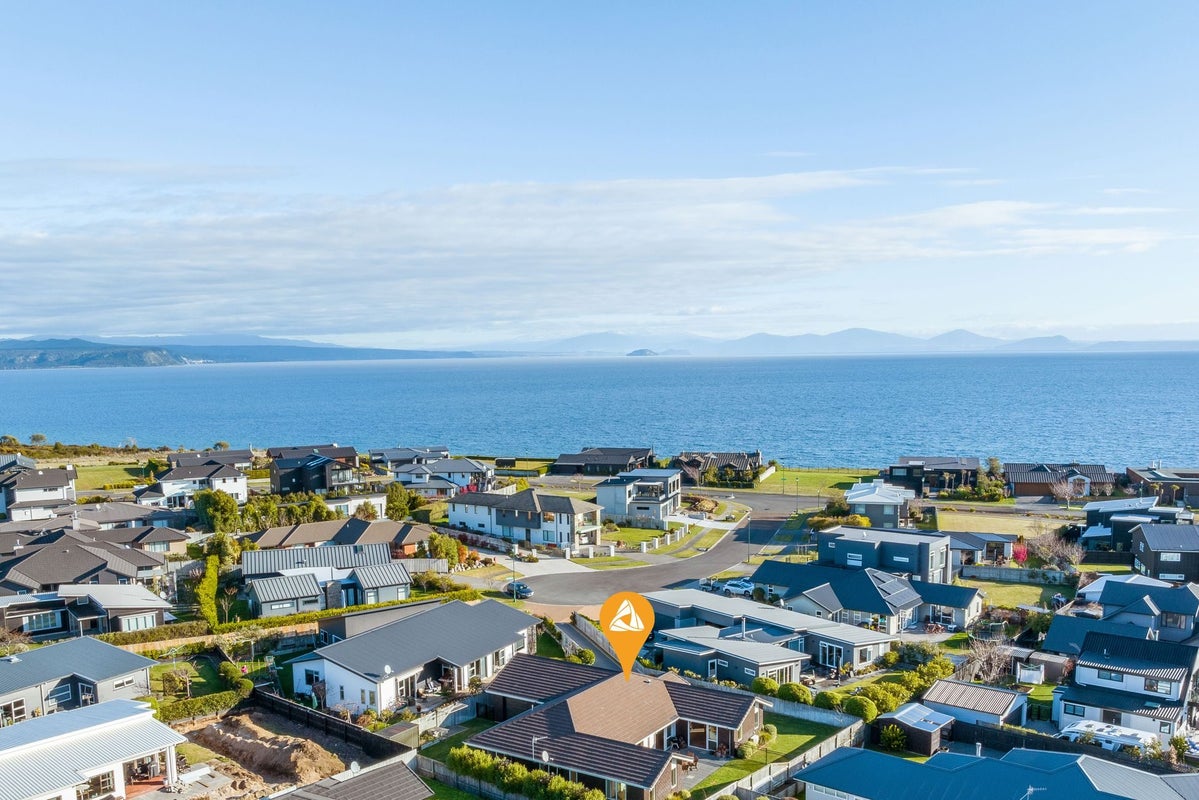 11 Waianiwa Dell, Wharewaka, Taupo - Carousel 1