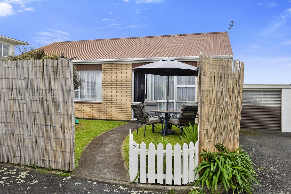 2/10 Birdwood AVE, Moturoa, New Plymouth - Carousel 12