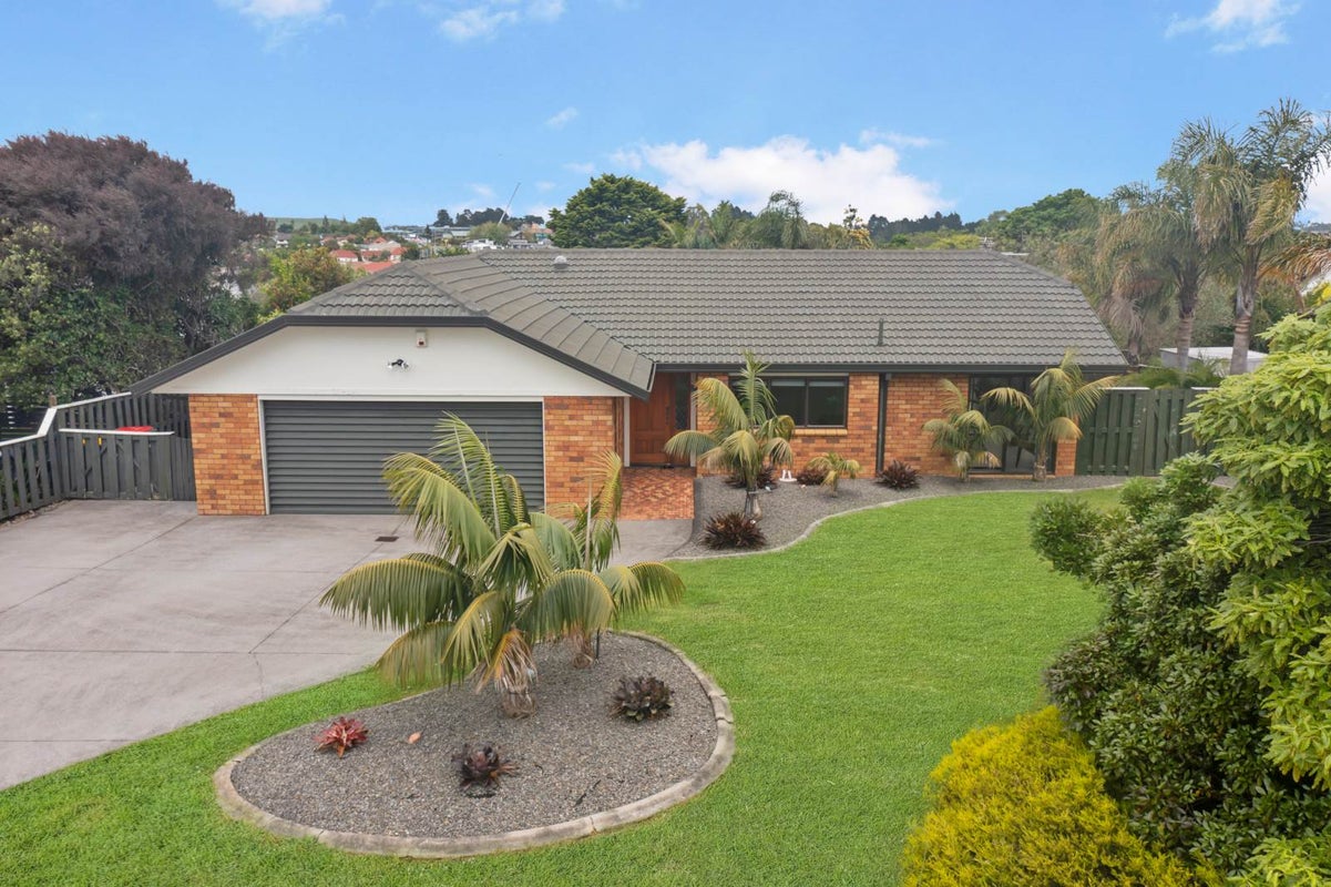 5 Camira Place, Botany Downs, Auckland - Carousel 1