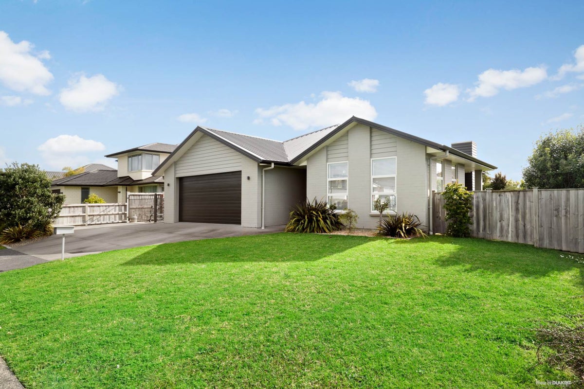 14 Defender Crescent, Beachlands, Auckland - Carousel 1