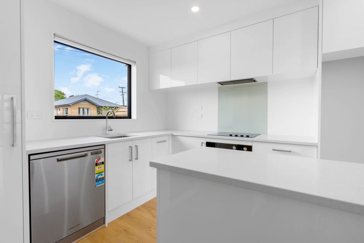 3/2 Windermere Crescent, Blockhouse Bay, Auckland - Carousel 2