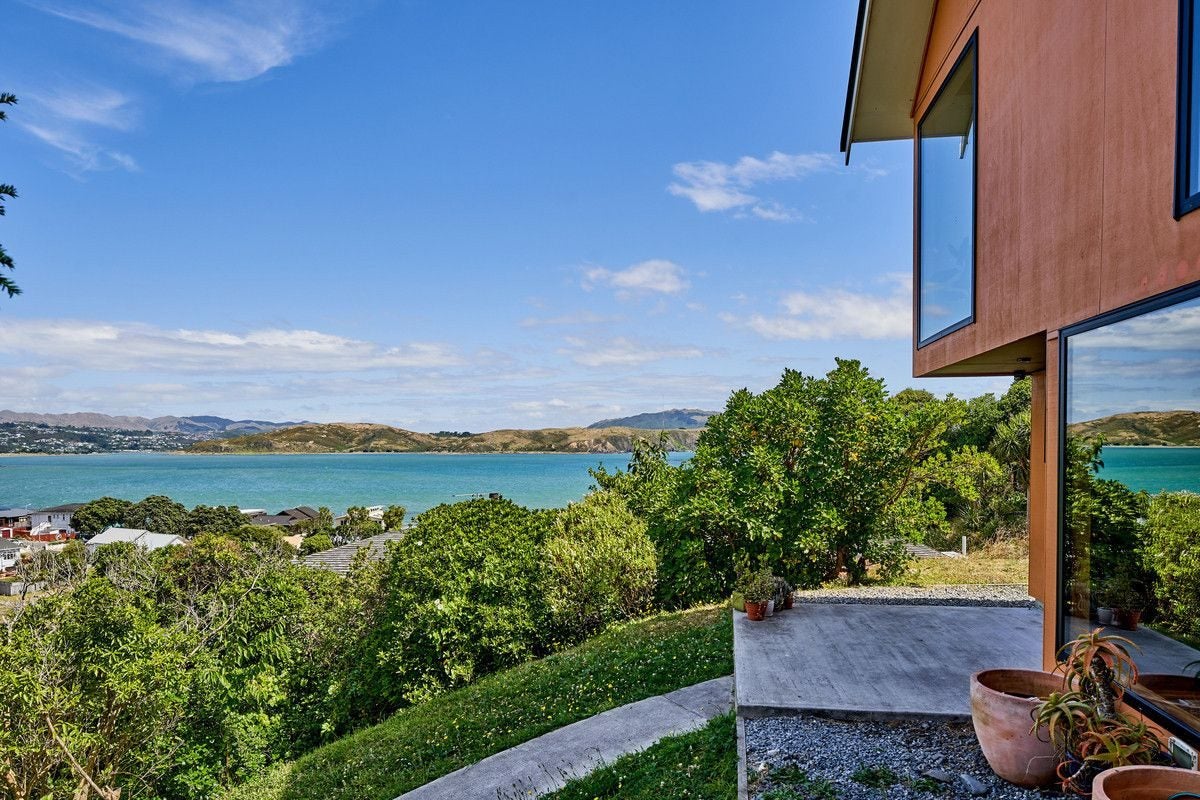 13 Airlie Road, Plimmerton, Porirua - Carousel 1