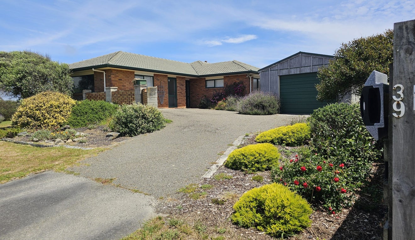 39 Kent Avenue, Waitarere Beach, Levin - Carousel 1
