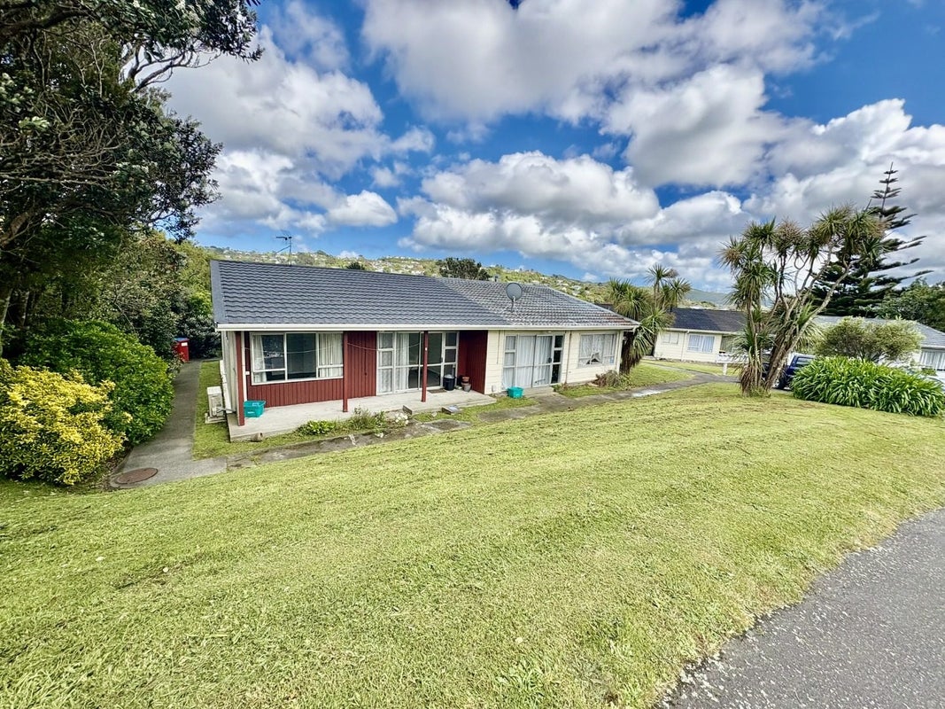 1/10 Petherick Crescent, Johnsonville, Wellington - Carousel 1