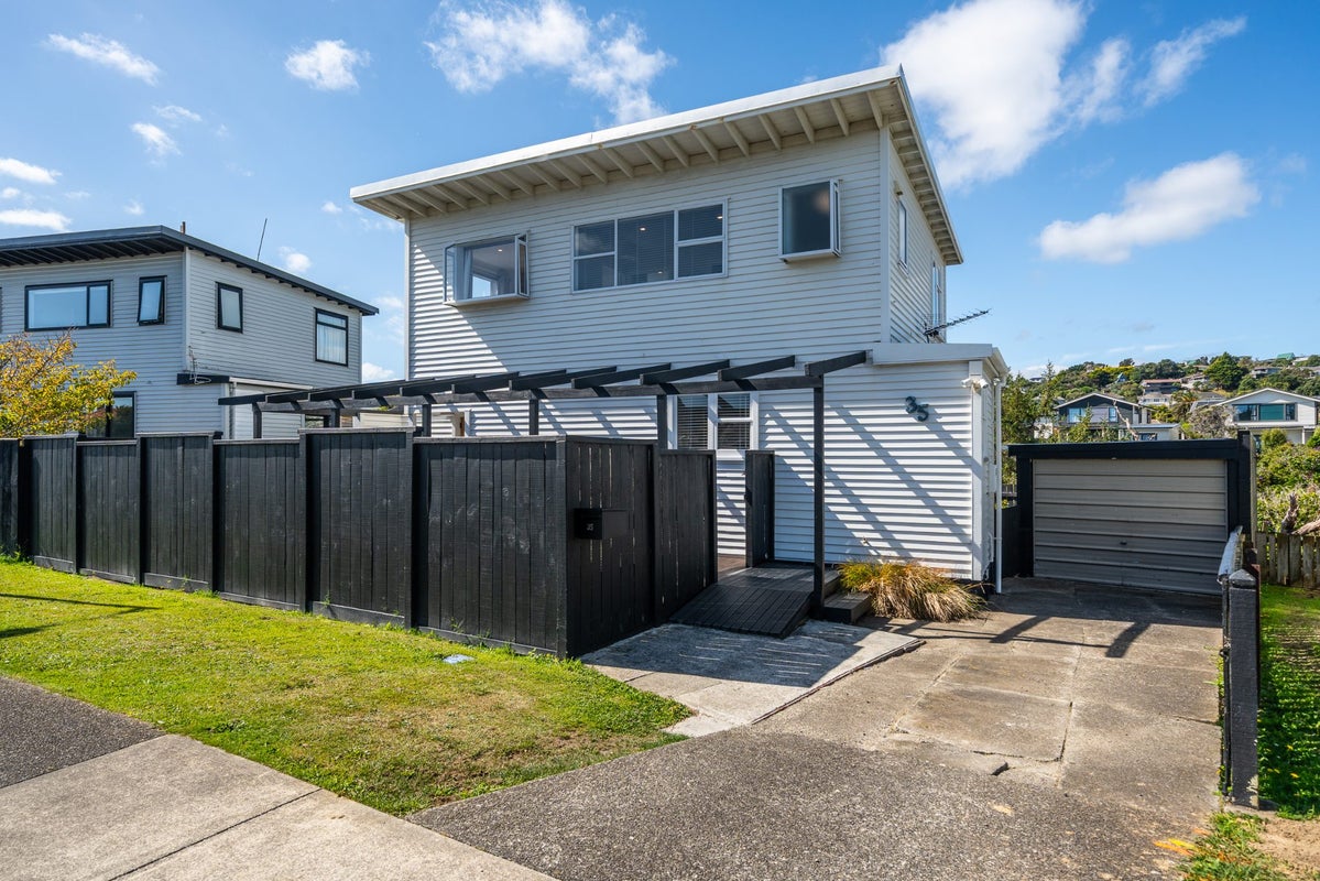 35 Kapiti Crescent, Titahi Bay, Porirua - Carousel 1
