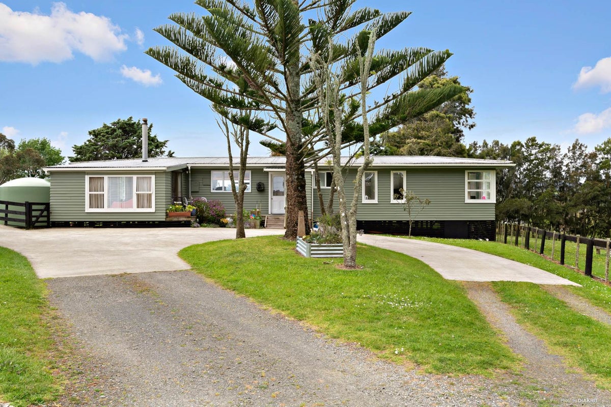 25 Anderson Road, Helensville - Carousel 1