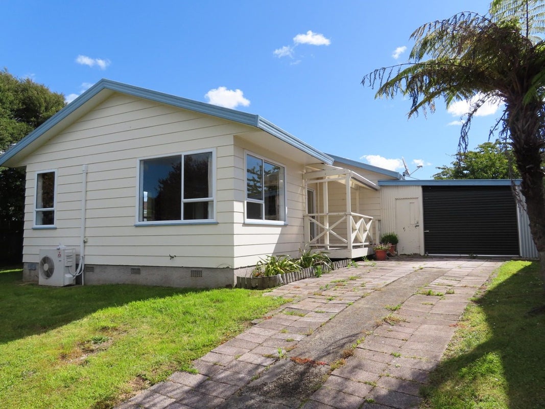 5 Memphis Grove, Totara Park, Upper Hutt - Carousel 1