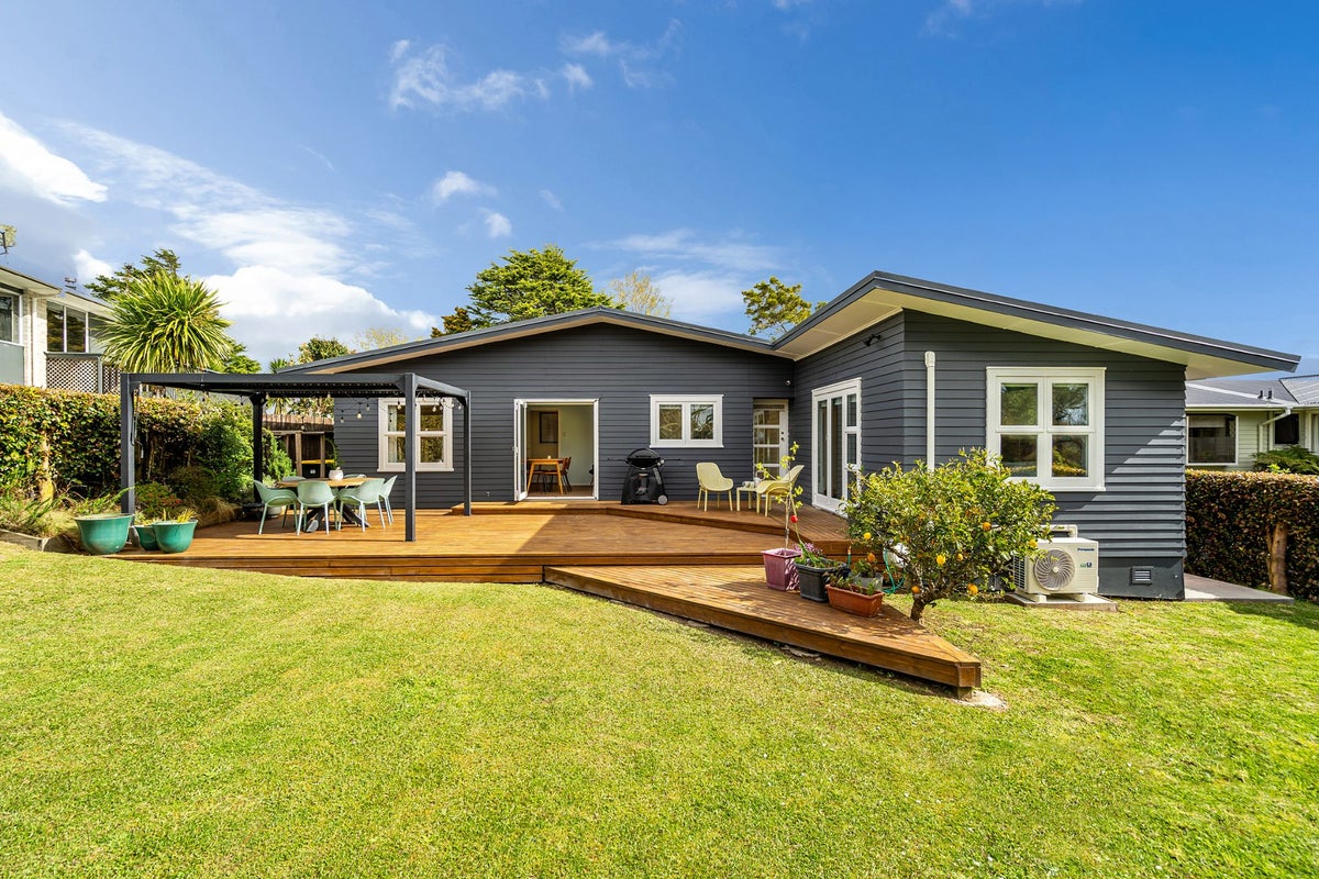 35 Valley View Road, Glenfield, Auckland - Carousel 1