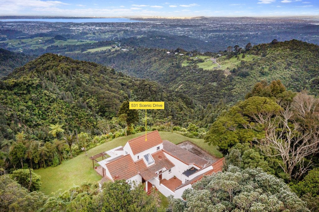 531 Scenic Drive, Waiatarua, Auckland - Carousel 2